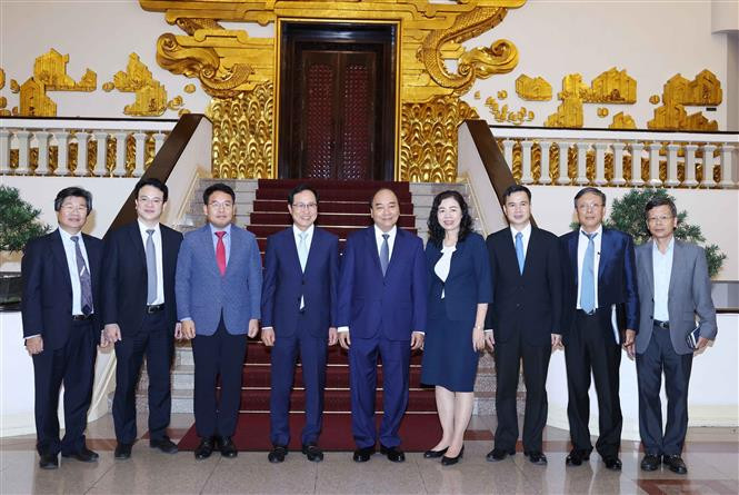 双方代表合影。图自越通社 政府总理阮春福会见三星(越南)公司总经理崔周湖 ảnh 2