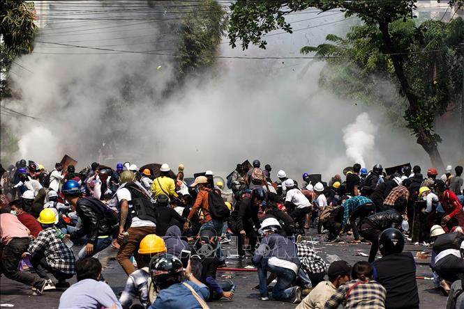 2021 年 3 月 3 日,缅甸警方使用催泪瓦斯驱散抗议者。图自法新社/越通社 越南支持一个全面且持久解决缅甸问题的措施 ảnh 1