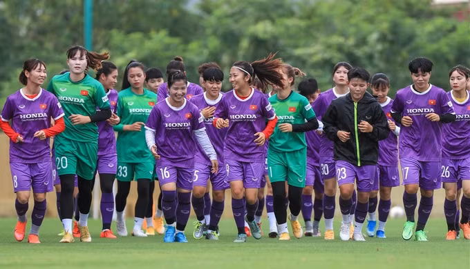 越南女足队启程前往法国进行训练 ảnh 1