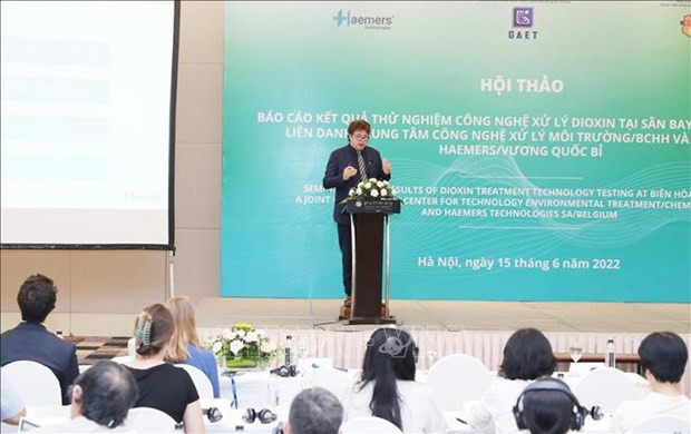 Heamers公司首席执行官 Jan Heaters在研讨会上发言。图自越通社 寻找处理二恶英污染的最可行技术 ảnh 1