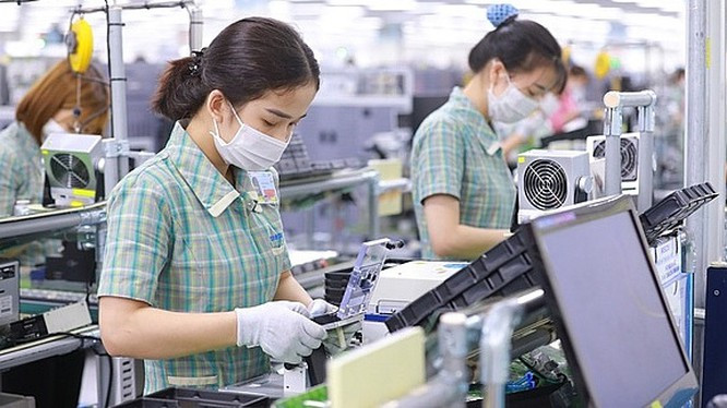 30年来,双边贸易金额增加了149倍,力争到2030年突破1000亿美元大关。图自越通社 《越韩经济社会合作30周年》一书首发 强化共谋发展精神 ảnh 1