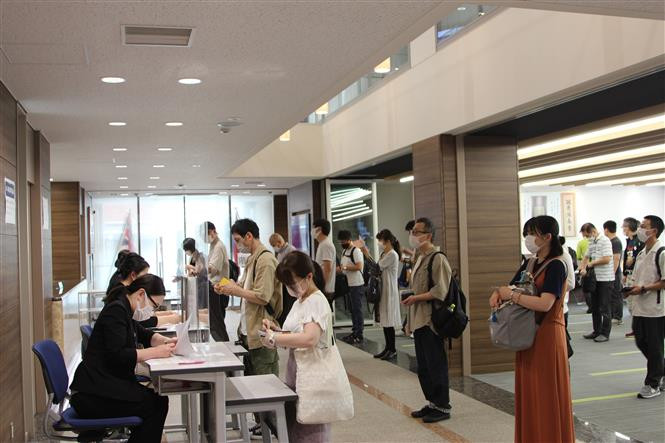 日本考生办理报考手续。图自越通社 800多名日本人参加今年越南语水平测试 ảnh 1