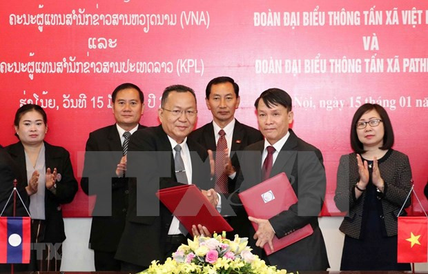 越通社社长阮德利与老挝国家通讯社社长Sounthone Khanthavong签署合作备忘录。图自越通社 越通社与老挝国家通讯社合作在越老两国特殊友谊历史进程中成长 ảnh 1