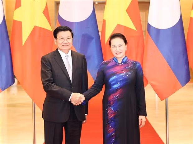 越南国会主席阮氏金银会见老挝总理通伦·西苏里 ảnh 1