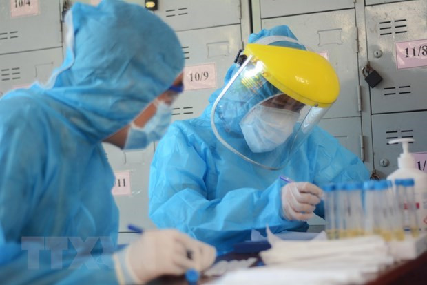 医务人员进行新冠病毒检测。图自越通社 12月10日越南新增4例境外输入新冠肺炎确诊病例 ảnh 1