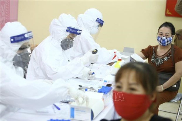 医务人员进行快速测试。图自越通社 印尼媒体:应向越南学习借鉴新冠肺炎疫情的防控经验 ảnh 1