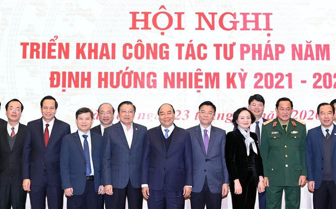 越南政府总理阮春福与各代表合影。图自越通社 越南政府总理阮春福:致力解决法律系统中的交叉、矛盾问题 ảnh 1