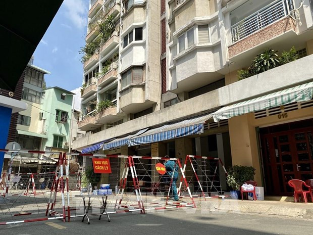 职能机关对一座公寓进行封锁。图自越通社 胡志明市找到同第1440例和第1451例非法入境的男子 ảnh 1