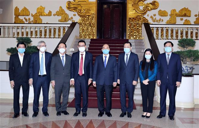 与会代表合影。图自越通社 政府总理阮春福会见泰国暹罗水泥集团总裁润荣 ảnh 2