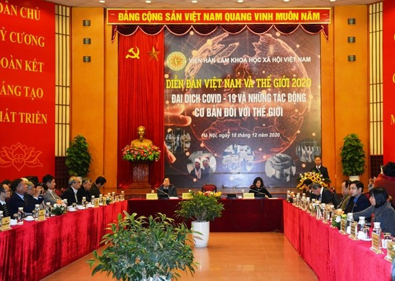 论坛场景。图自https://www.qdnd.vn/ 400名研究人员和政策划策者共同探讨新冠肺炎大流行对世界政治经济带来的影响 ảnh 1