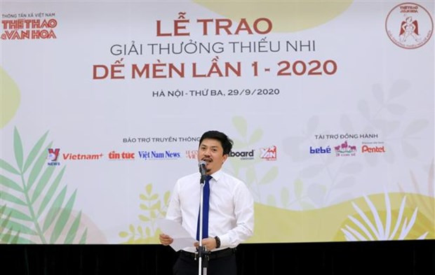 越通社《体育与文化报》社主编、2020年“蟋蟀”儿童奖组委会主任黎春成在颁奖仪式上发表讲话。图自越通社 2020年首届“蟋蟀”儿童奖颁奖仪式在国家通讯中心举行 ảnh 2