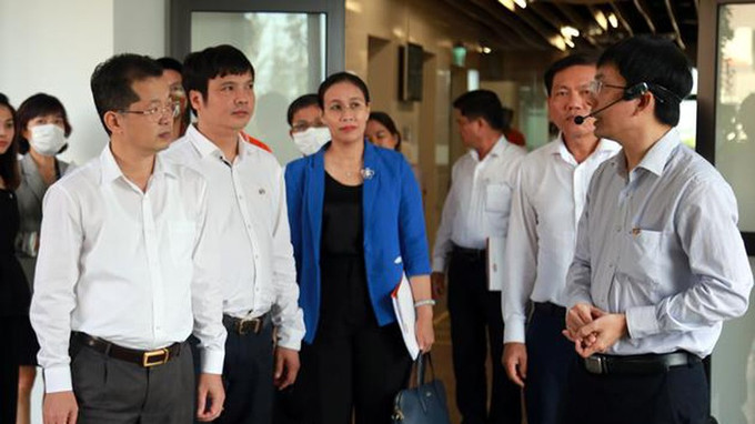 岘港市常务副书记阮文广同FPT集团领导就化解正在开展项目中存在问题召开工作会议。图自互联网 岘港市与FPT集团促进政府数字化转型的合作 ảnh 1