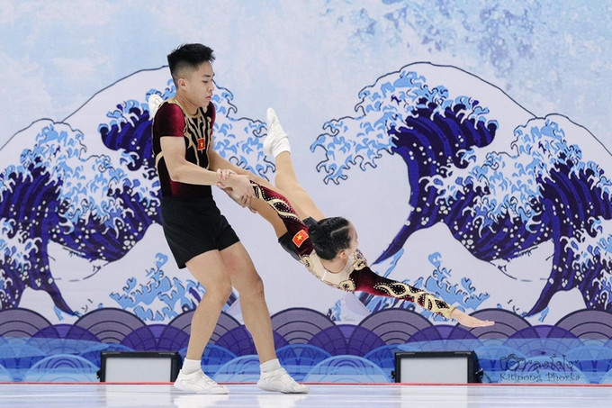 越南健美操队郑光孟和潘氏渊二两名运动员在亚洲健美操锦标赛上以19.550分获得了男女混双金牌。图自qdnd.vn 越南健美操队获得亚洲健美操锦标赛金牌 ảnh 1