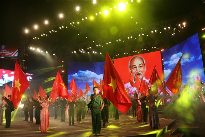 越南国庆节77周年：“独立节—民族希望之光”文艺晚会精彩纷呈 ảnh 2
