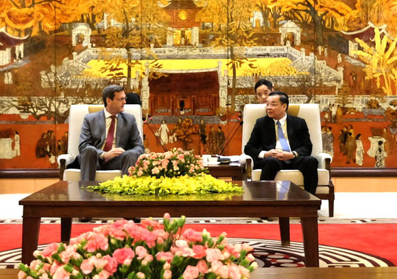 越共中央委员、河内市委副书记、人民委员会主席周玉英(右)会见亚洲开发银行驻越南代表处首席代表安德鲁·杰富瑞。图自互联网 河内市促进与亚洲开发银行的合作 ảnh 1