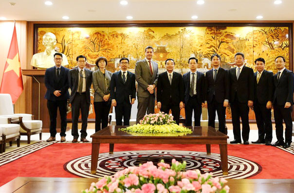 双方代表合影。图自越通社 河内市促进与亚洲开发银行的合作 ảnh 2