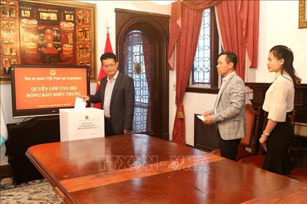 越南驻阿根廷大使馆为越南中部灾民进行捐款。图自越通社 越南驻阿根廷大使馆为越南中部灾民进行捐款 ảnh 1
