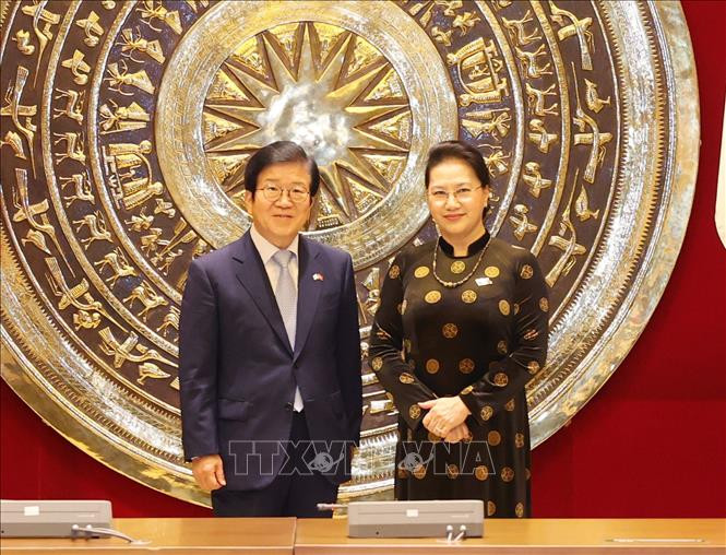 国会主席阮氏金银与韩国国会议长朴炳锡。图自越通社 韩国媒体:韩国国会议长朴炳锡希望提升韩越关系水平 ảnh 1