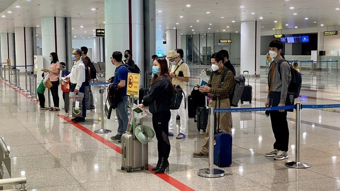 为越南人和外国人顺利安全出入境创造便利条件。图自越通社 提升领事服务质量 助推国家经济复苏发展 ảnh 2