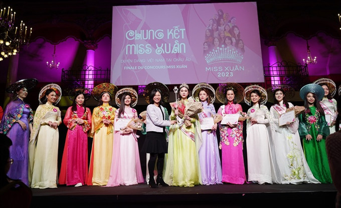 2023年春天校花大赛旨在推崇越南女性之美,同时向国际友人推广越南文化特色。图自《文化报》 2023年春天校花大赛:在欧洲推崇越南女性之美 ảnh 1