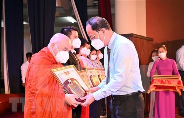 胡志明市市委副书记阮胡海向向在动员和支持本市防疫工作扶持基金和社会保障活动中取得出色成绩的个人授予祖国阵线中央委员会的奖状。图自越通社 胡志明市接收5.714万亿越盾 为社会民生提供服务 ảnh 1