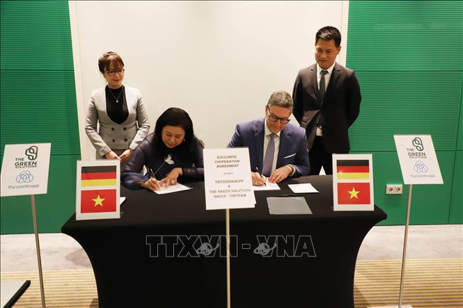 绿色决议集团与德国蒂森克虏伯股份公司签署可再生能源合作协议。图自越通社 越南出席第八届柏林能源转型对话 ảnh 1