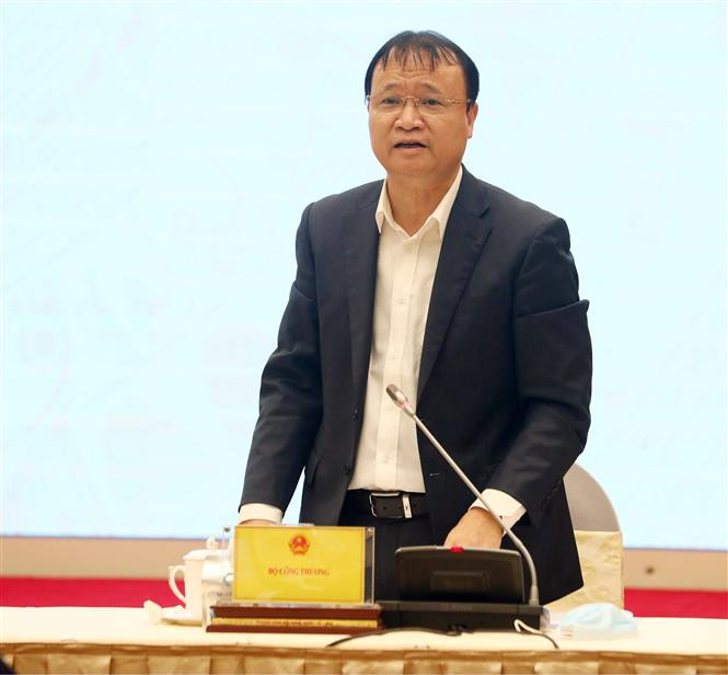 越南工贸部副部长杜胜海回答记者提问。图自越通社 政府2月份例行新闻发布会:确保民众对成品油的使用需求得到满足 ảnh 2