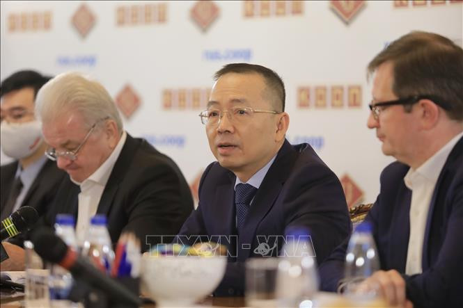 越南驻俄罗斯大使馆商务参赞杨黄明(中间)。图自越通社 越南驻俄大使馆商务参赞:在俄越南企业需要密切关注乌局势变化做好务实应对 ảnh 2