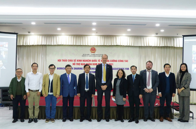 与会代表合影。图自thoidai.com.vn 确保地雷受害者的权利是越南的优先事项 ảnh 2