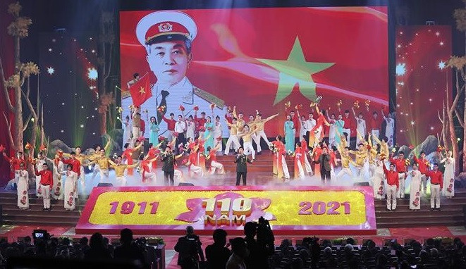 武元甲大将诞辰110周年庆典的文艺节目。图自越通社 范明政出席武元甲大将诞辰110周年庆典 造访第四军区 ảnh 1