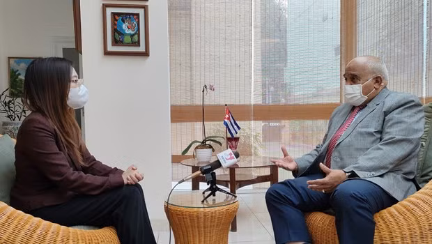 古巴驻越南大使高度评价越南采取的击退疫情恢复经济发展的灵活措施 ảnh 1