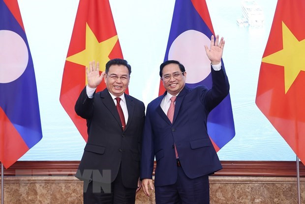 越南政府总理范明政与老挝国会主席赛宋蓬·丰威汉合影。图自越通社 越南政府总理范明政会见老挝国会主席赛宋蓬·丰威汉 ảnh 1