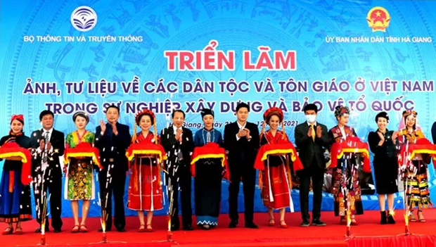 宣传越南各民族与宗教在建国卫国事业中的成就图片展开幕式。图自《人民报》 越南各民族与宗教图片展在河江省举办 ảnh 1