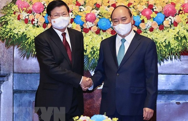 越南国家主席阮春福会见老挝人民革命党中央委员会总书记、国家主席通伦·西苏里。图自越通社 老挝领导访越之旅是两个民族的新历史里程碑 ảnh 1