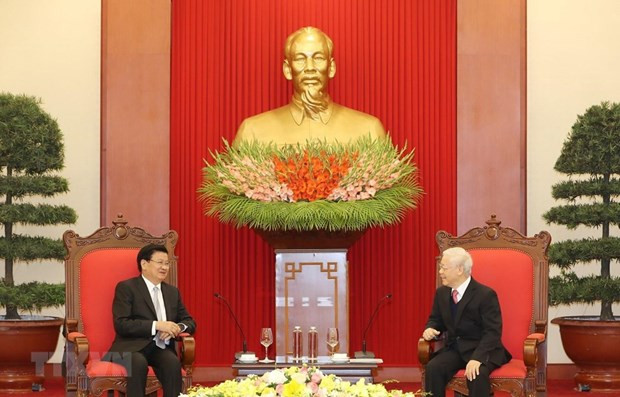 阮富仲总书记与老挝首相于2020年12月的 亲切会见。图自越通社 进一步促进越南与老挝贸易关系 ảnh 1