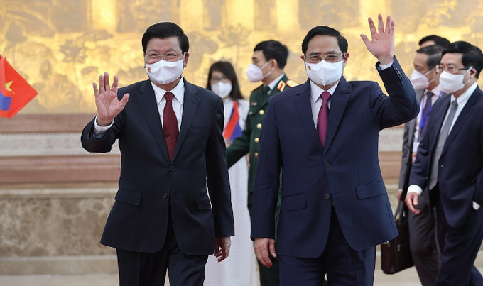 越南政府总理范明政(右)与老挝人民革命党中央委员会总书记、国家主席通伦·西苏里。图自越通社 老挝领导访越之旅是两个民族的新历史里程碑 ảnh 3