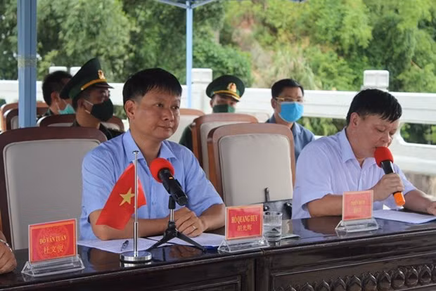越南广宁省芒街市与中国广西东兴协调 保持防疫成果并推动经济发展 ảnh 1