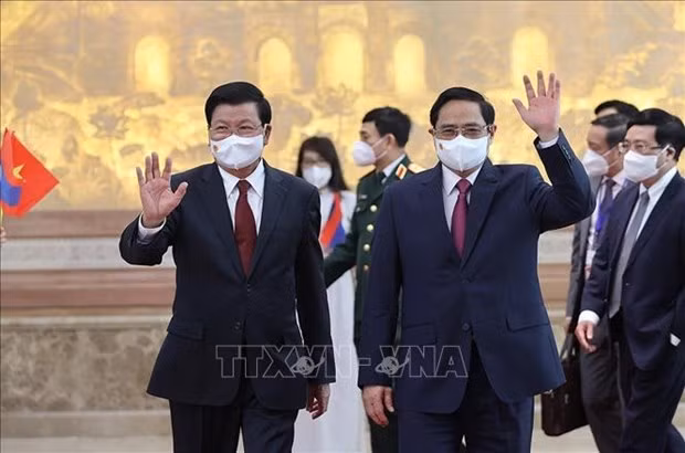 越南政府总理范明政会见老挝人民革命党总书记、国家主席通伦 ảnh 1