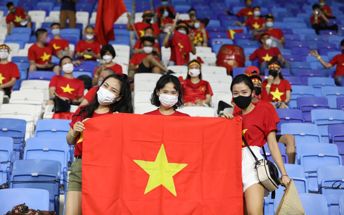 越南球迷。图自越通社 2022年世界杯亚洲区预选赛:越南队对阵阿联酋队比赛门票已出售给越南球迷 ảnh 1