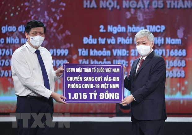 越南祖国阵线中央委员会向新冠疫苗基金移交1.016万亿越盾。图自越通社 越南新冠疫苗基金获得在越外资企业的积极贡献 ảnh 1
