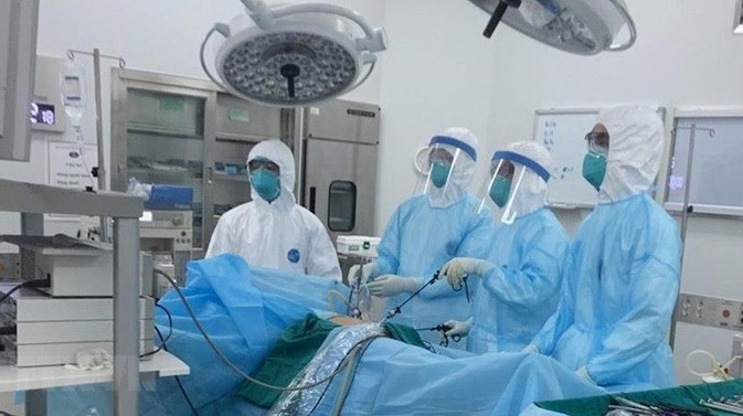 中央热带病医院医生队伍对患者进行治疗。图自越通社 联合国对医疗后送机制下的患者带到越南接受治疗非常有信心 ảnh 1