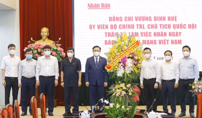 越南国会主席王廷惠走访人民报祝贺革命新闻日 ảnh 1