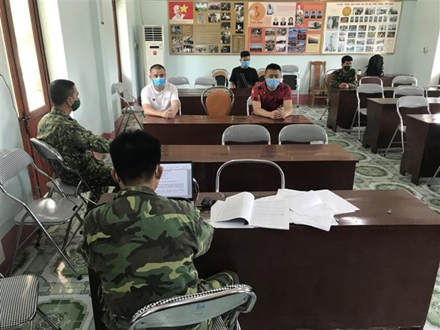 广宁边防部队茶古边防哨所巡逻组逮捕的对象。图自越通社 逮捕组织3名中国人非法偷渡到越南境内的2名越南籍嫌疑人 ảnh 1