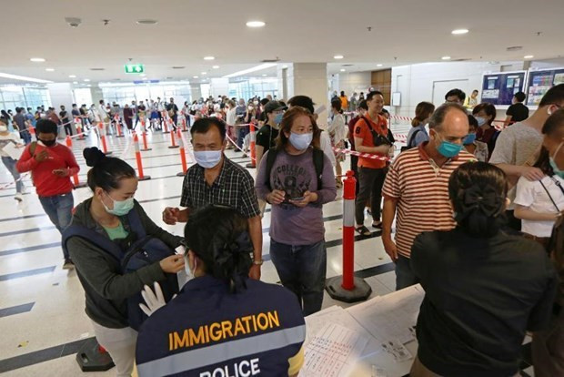泰国的一个机场。图自chiangraitimes.com 滞留泰国的外国人可以在7月31日之后申请签证延期 ảnh 1