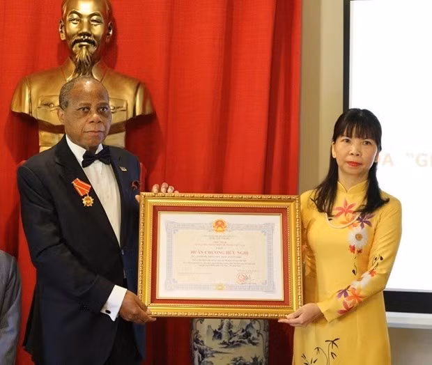 越南向原莫桑比克驻越大使授予友谊勋章 ảnh 1