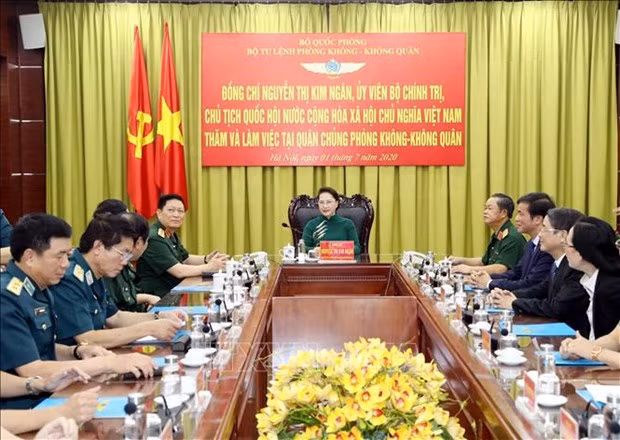 国会主席阮氏金银视察防空空军军种 ảnh 2