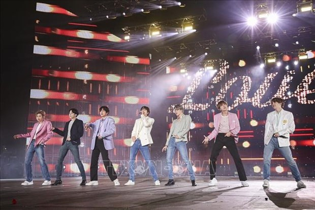 韩国男子演唱组合BTS在首尔表演 图自Yonhap 韩国SM娱乐有限公司即将在越南开设一家出售偶像产品的商店 ảnh 1