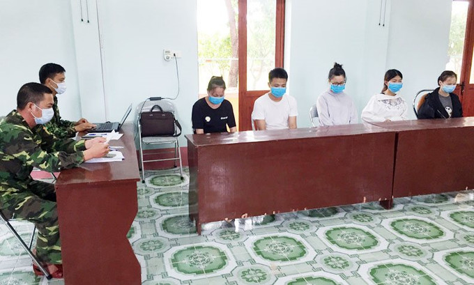 广宁省边防部队北山边防哨所刚发现并将非法入境越南的5名公民送去集中隔离区接受隔离。图自互联网 一名劳动人员非法入境被拘留并送往广宁省接受集中隔离 ảnh 2