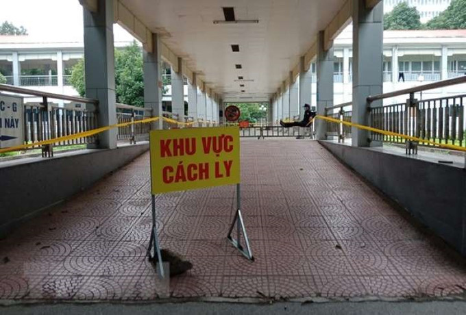 一名劳动人员非法入境被拘留并送往广宁省接受集中隔离 。图自越通社 一名劳动人员非法入境被拘留并送往广宁省接受集中隔离 ảnh 1