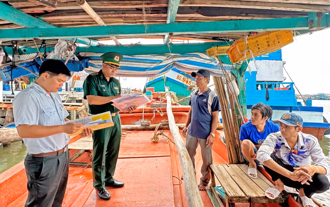 金瓯省边防部队宣传动员渔民出海捕捞时严格遵守相关法律规定